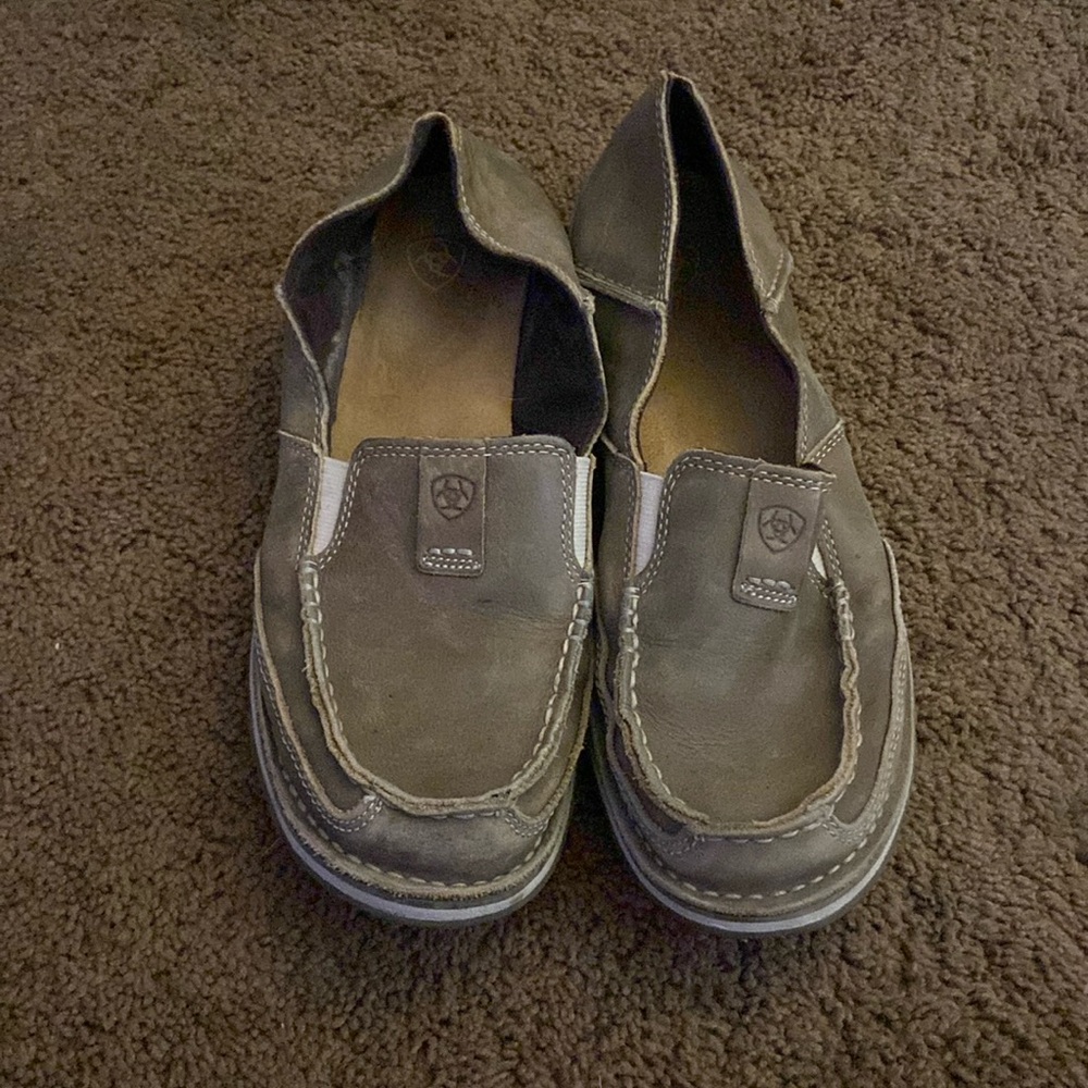 Women’s Ariat cruiser
